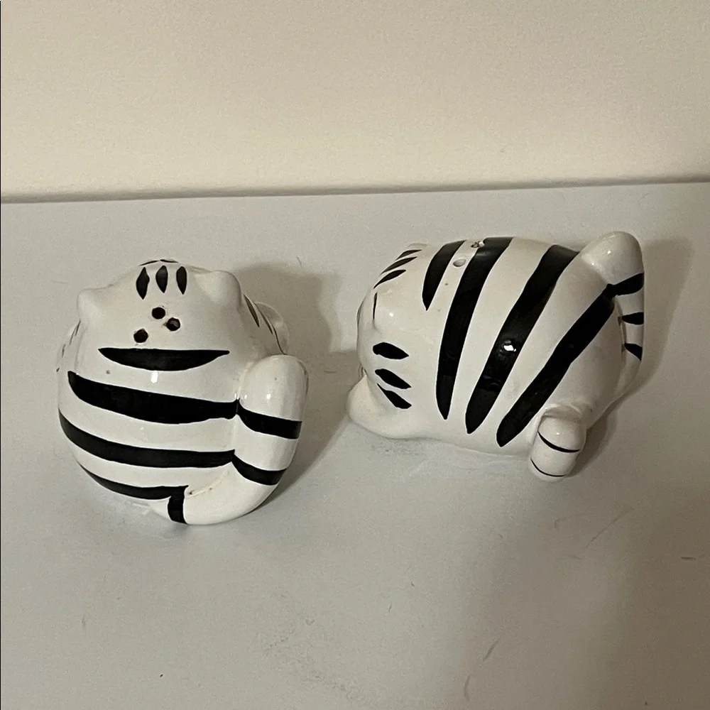 Pier1. Vintage Cute Cat Salt and Pepper Shakers
